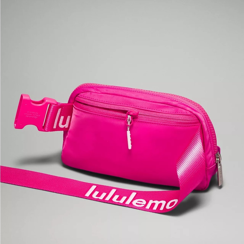 Lululemon Everywhere Belt Bag 1L- Sonic Pink/White - Picture 8 of 9